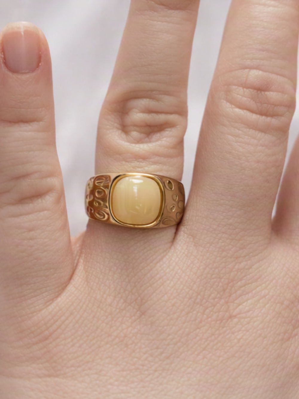 5/$25 Gold Tone Ring with Cream Cabochon Center Size 10